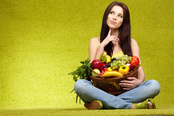 Femme avec fruits et légumes